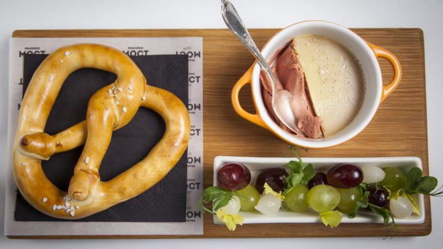 Рецепт паштет из куриной печени с брецелем и маринованным виноградом