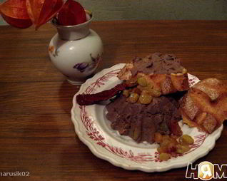 Паштет с вялеными томатами и изюмом по-чешски