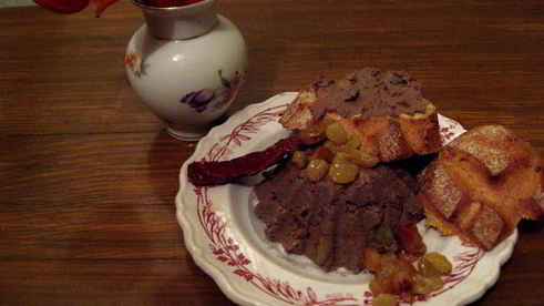 паштет с вялеными томатами и изюмом по-чешски