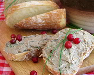 Праздничный паштет из печени курицы с коньяком и изюмом