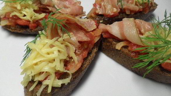 Рецепт Помидоры с беконом на чесночном хлебе