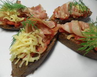 Помидоры с беконом на чесночном хлебе