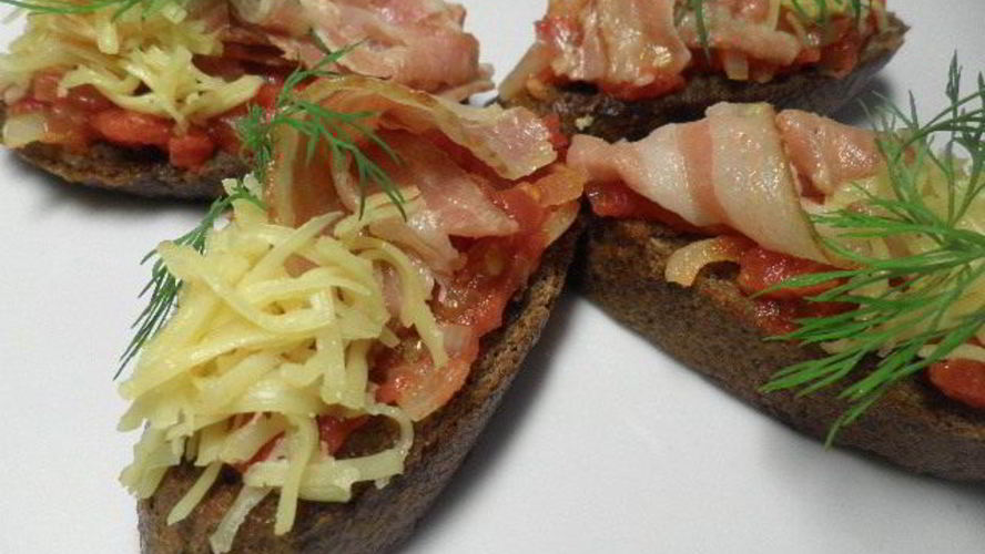 Рецепт помидоры с беконом на чесночном хлебе