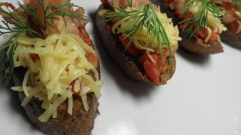 помидоры с беконом на чесночном хлебе