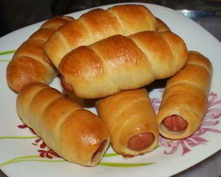 Простые сосиски в дрожжевом тесте