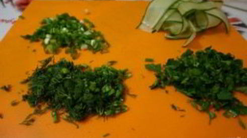 блинные роллы со сливочным сыром и красной рыбой