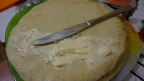 блинные роллы со сливочным сыром и красной рыбой