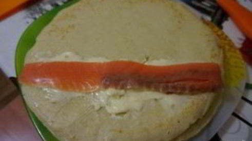 блинные роллы со сливочным сыром и красной рыбой