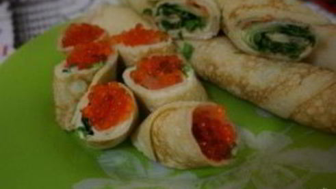 блинные роллы со сливочным сыром и красной рыбой