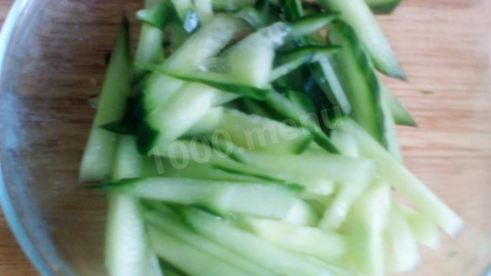 чикен ролл с капустой и огурцами