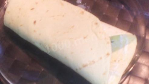 чикен ролл с капустой и огурцами