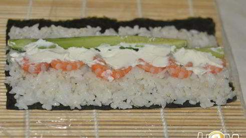 горячие роллы с креветками