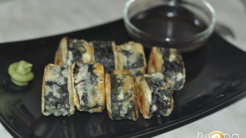 горячие роллы с креветками