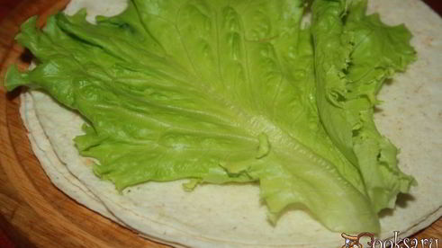 гриль-роллы с острыми колбасками джинга-джинга