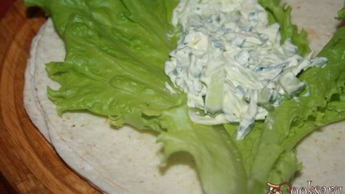 гриль-роллы с острыми колбасками джинга-джинга