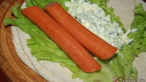 гриль-роллы с острыми колбасками джинга-джинга