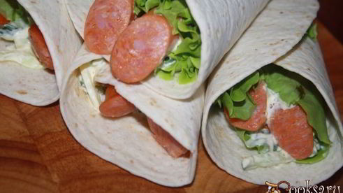 гриль-роллы с острыми колбасками джинга-джинга