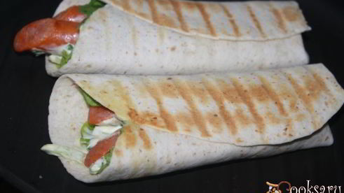 гриль-роллы с острыми колбасками джинга-джинга