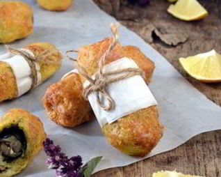 Хрустящие роллы с начинкой из рыбы и песто