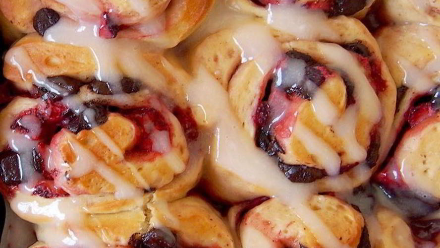 Рецепт клубнично-шоколадные роллы с ягодным кремом