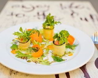 Овощные роллы из цукини с лососем и нежным сливочным сыром