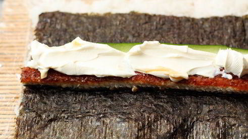 ролл в стружке тунца