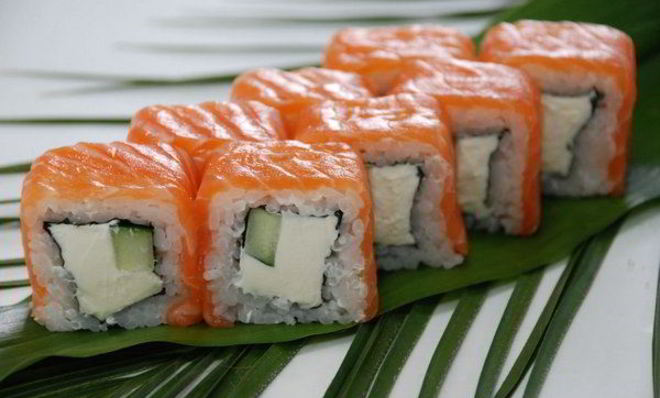 Роллы Филадельфия с авокадо и лососем