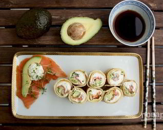 Роллы из блинов с семгой