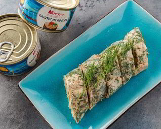 Роллы из омлета с муссом из лосося и овощами