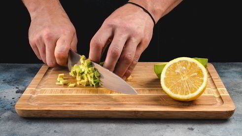 роллы из омлета с муссом из лосося и овощами