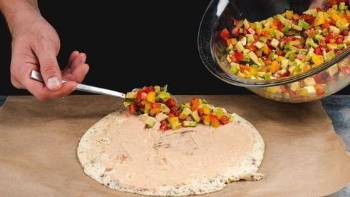 роллы из омлета с муссом из лосося и овощами