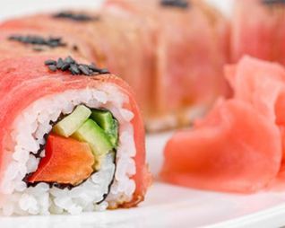 Роллы из тунца, перца, авокадо и огурца