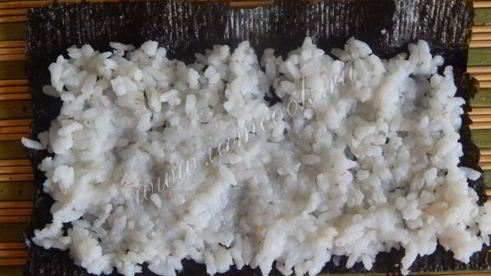 роллы с креветками и огурцом