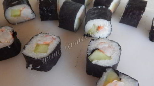 роллы с креветками и огурцом