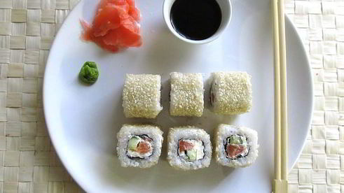 роллы с лососем и сыром филадельфия