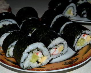 Роллы с огурцом, крабовыми палочками и сыром