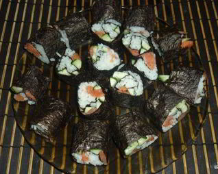 Роллы с семгой и огурцом