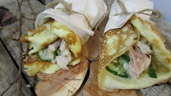 Рецепт Роллы с яичных блинчиков с курицей и салатом