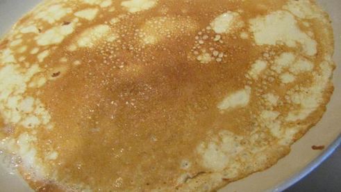 роллы с яичных блинчиков с курицей и салатом