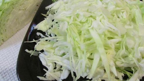 роллы с яичных блинчиков с курицей и салатом