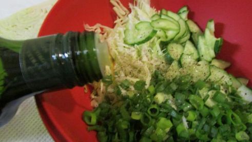 роллы с яичных блинчиков с курицей и салатом