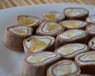 Сладкие блинные роллы с творогом и фруктами