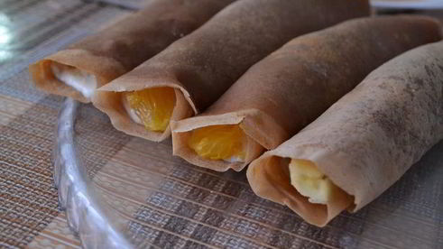 сладкие блинные роллы с творогом и фруктами