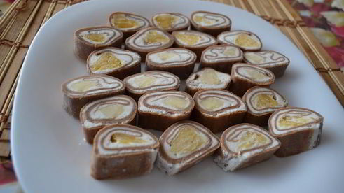сладкие блинные роллы с творогом и фруктами