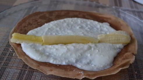 сладкие блинные роллы с творогом и фруктами