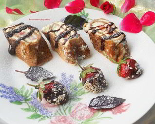 Сладкие роллы из шоколадных блинчиков с клубникой и лимонным курдом