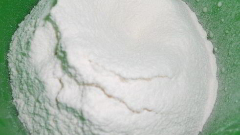 сладкие роллы из шоколадных блинчиков с клубникой и лимонным курдом