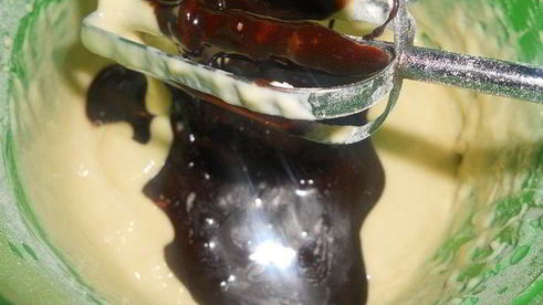 сладкие роллы из шоколадных блинчиков с клубникой и лимонным курдом