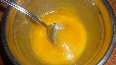 сладкие роллы из шоколадных блинчиков с клубникой и лимонным курдом