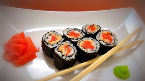 спайси роллы с лососем